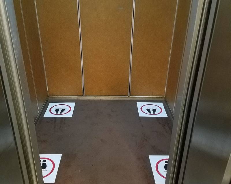 エレベーター内の人員制限
